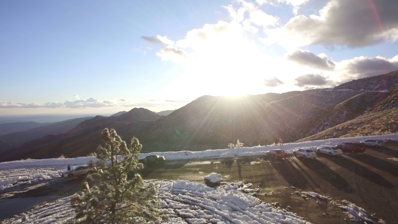 雪覆盖的高山山脊在加利福尼亚州日落航拍向前视频素材