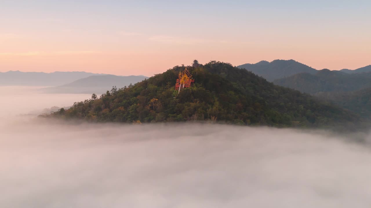 山顶上宁静的寺庙底部弥漫着雾。视频素材