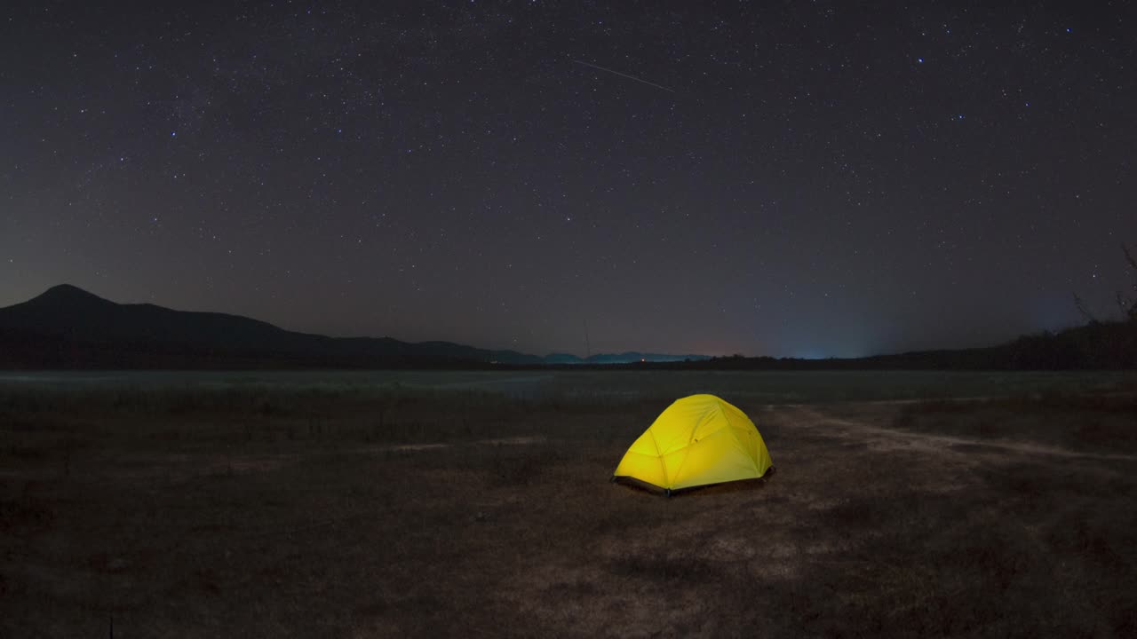 星迹下的黄色帐篷视频素材