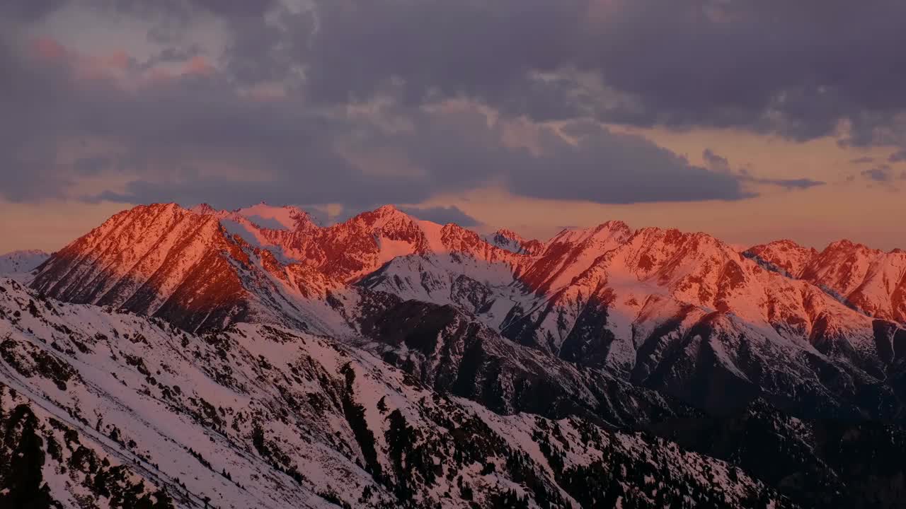 山峰与日出视频素材