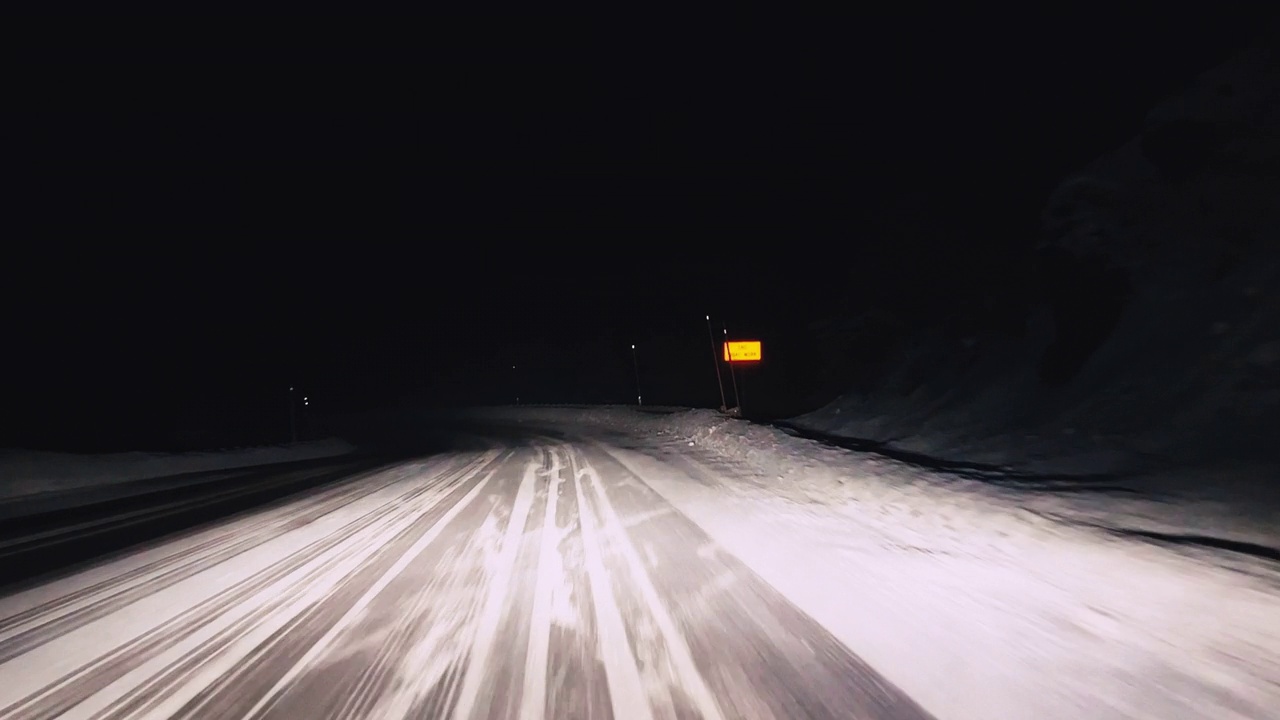 夜间行驶在结冰的道路上视频素材