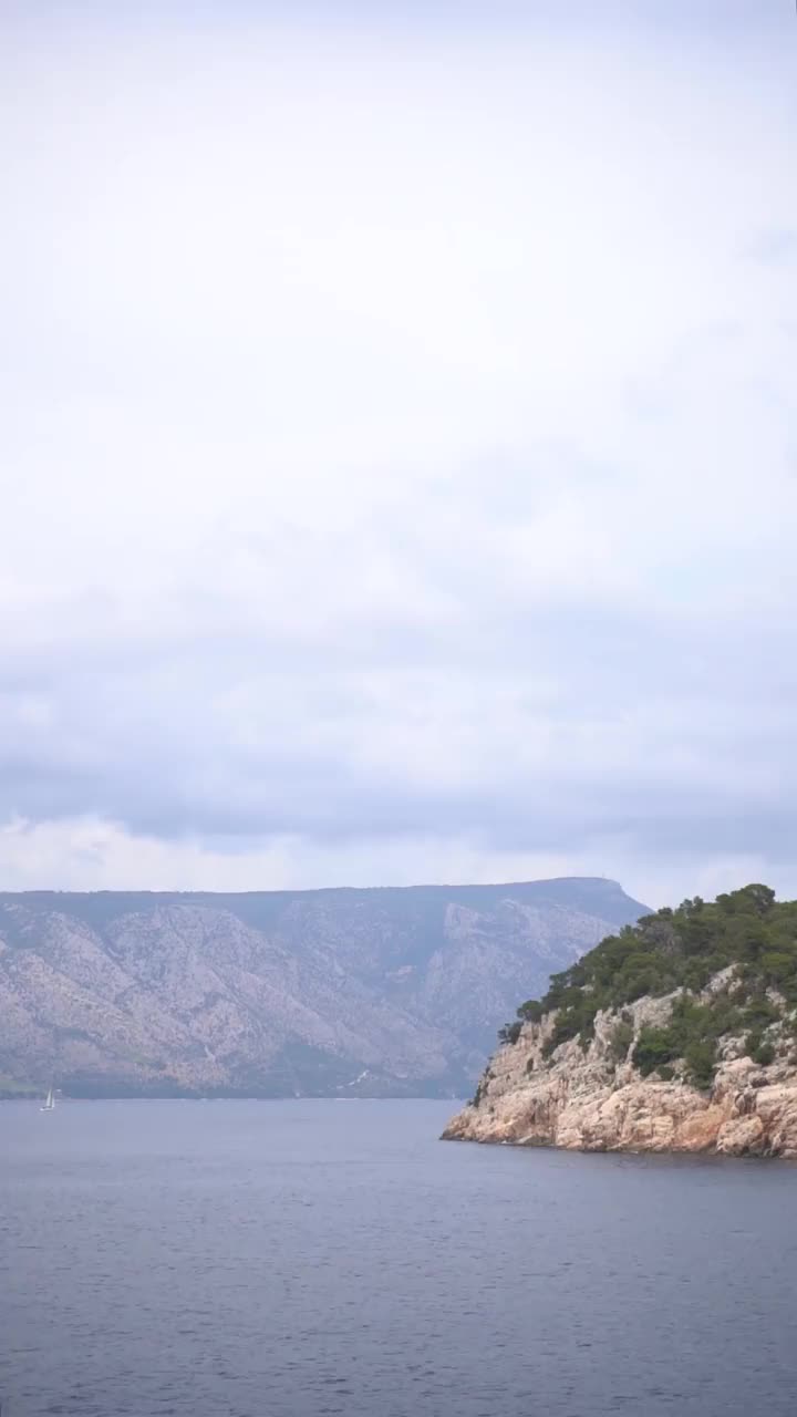 从帆船上看克罗地亚群岛视频素材