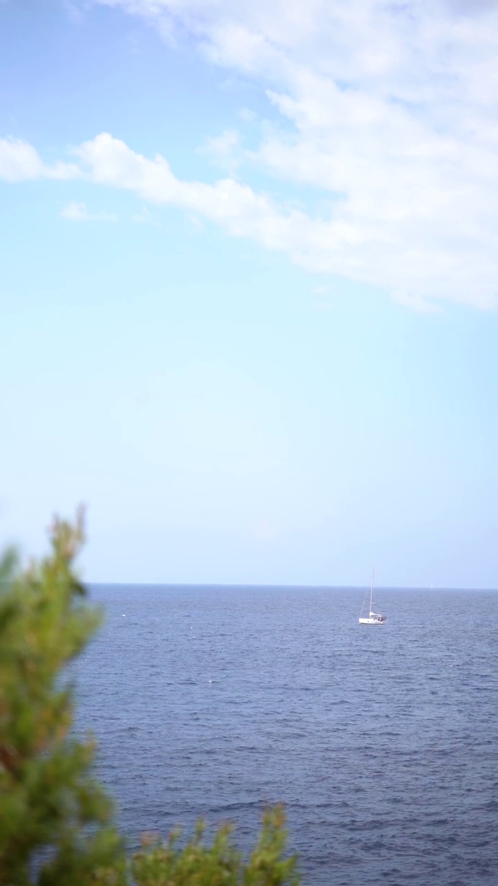 在克罗地亚赫瓦尔岛附近的亚得里亚海航行的船只视频素材