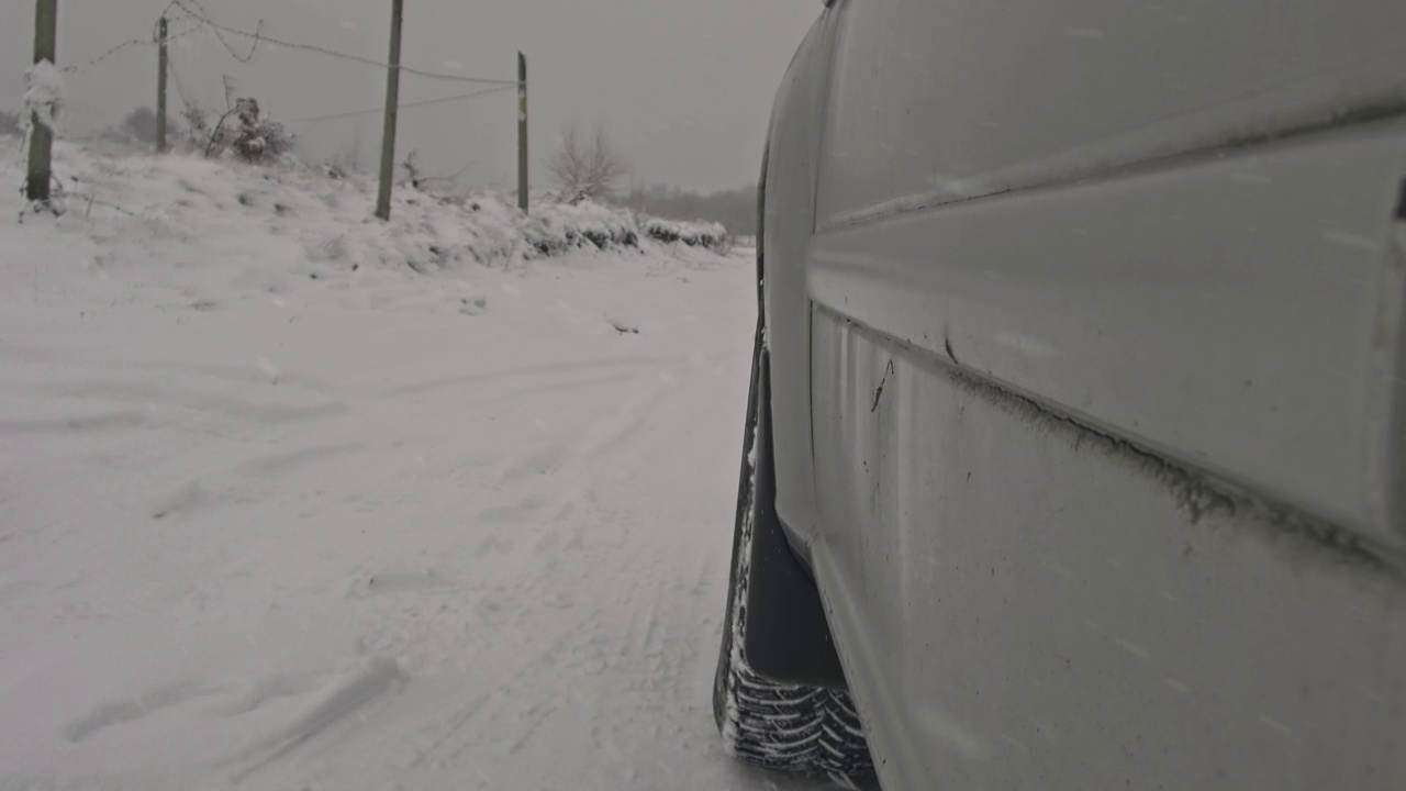 雪路上的车轮视频素材