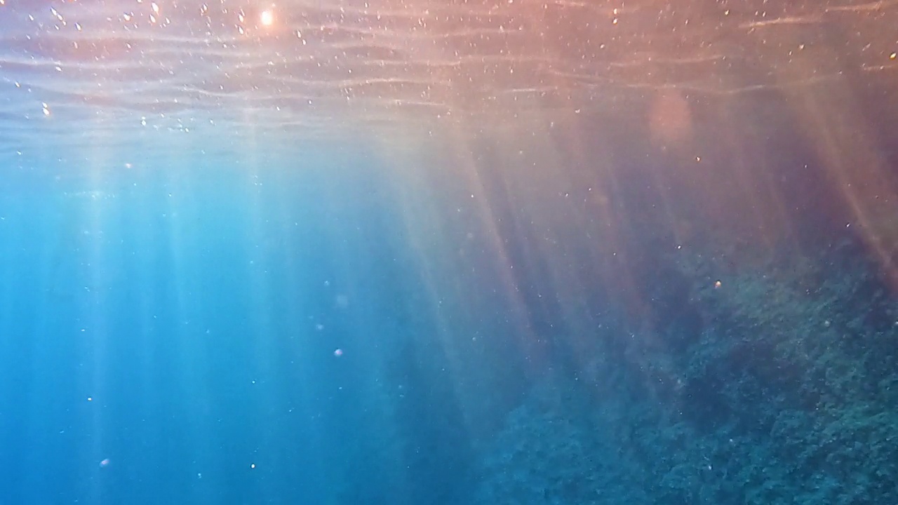 阳光照进深蓝色的大海，水下的景色视频素材