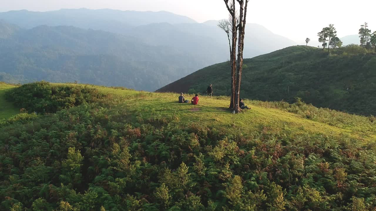 鸟瞰一群背包客在一次成功的徒步旅行后的快乐和喜悦。视频素材