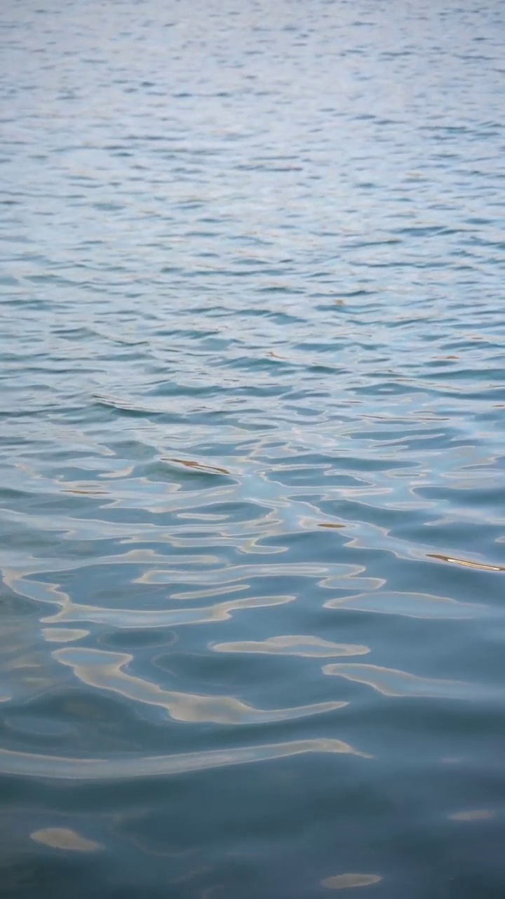 蓝色湖泊中的波浪特写视频素材