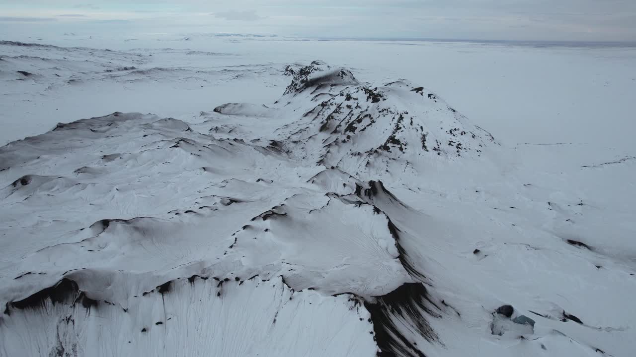 冰岛雪山和崎岖冬季景观的鸟瞰图视频素材