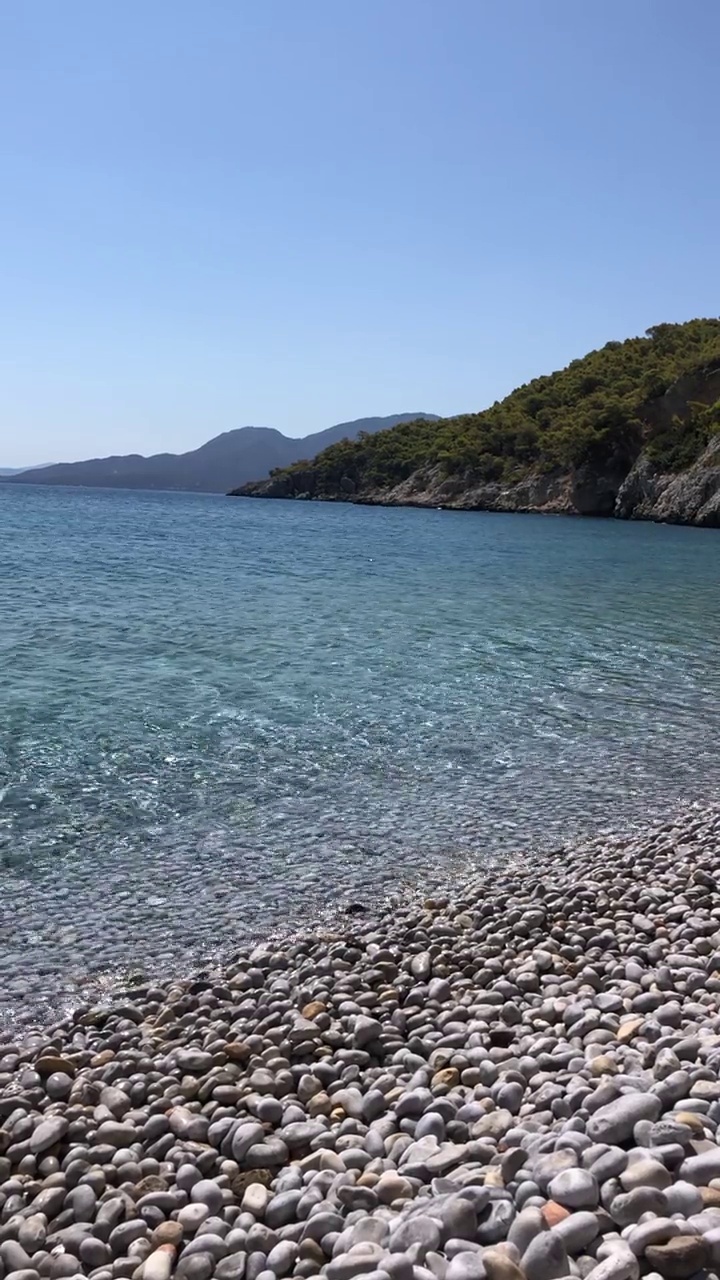 鸟瞰海岸线，可以看到阿吉斯特里岛和伯罗奔尼撒的山脉。希腊萨罗尼克湾的埃伊纳岛视频下载