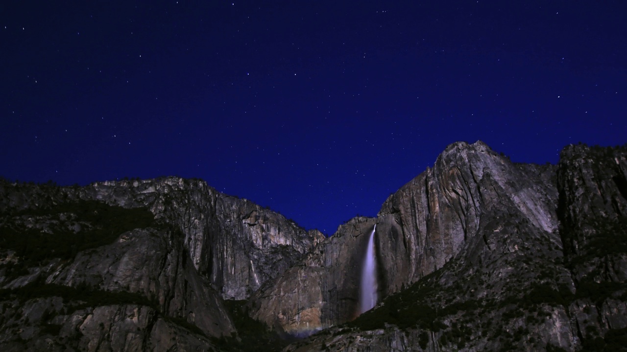 约塞米蒂上瀑布月虹时间延迟月亮彩虹和北极星北极星加利福尼亚美国视频素材