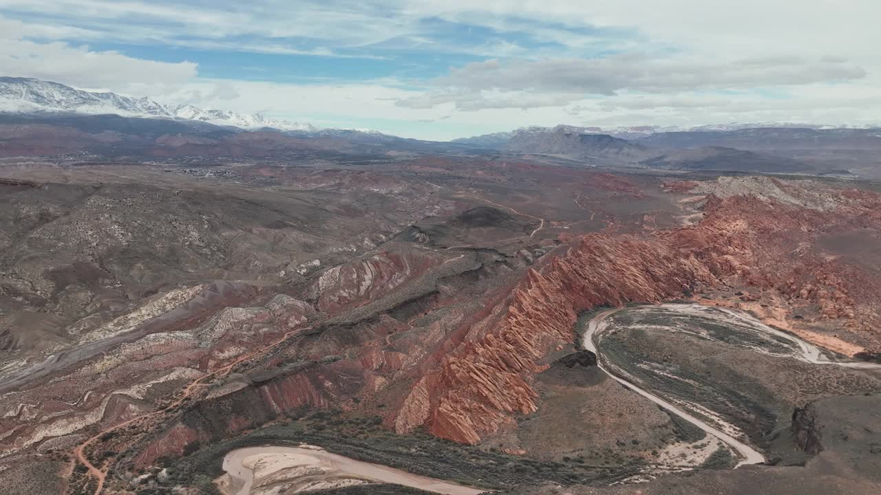 空中维珍峡谷形成礁状地貌，下行犹他州4K视频素材