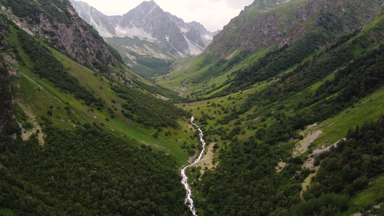 鸟瞰青山河谷视频素材