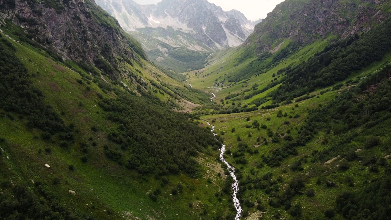 高加索山区的青山河谷风景如画视频素材