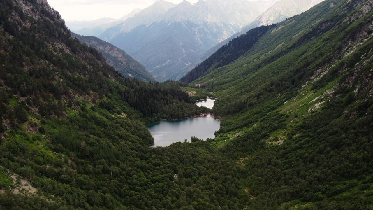 Teberdinsky自然保护区的森林山谷和Baduk湖鸟瞰图视频素材