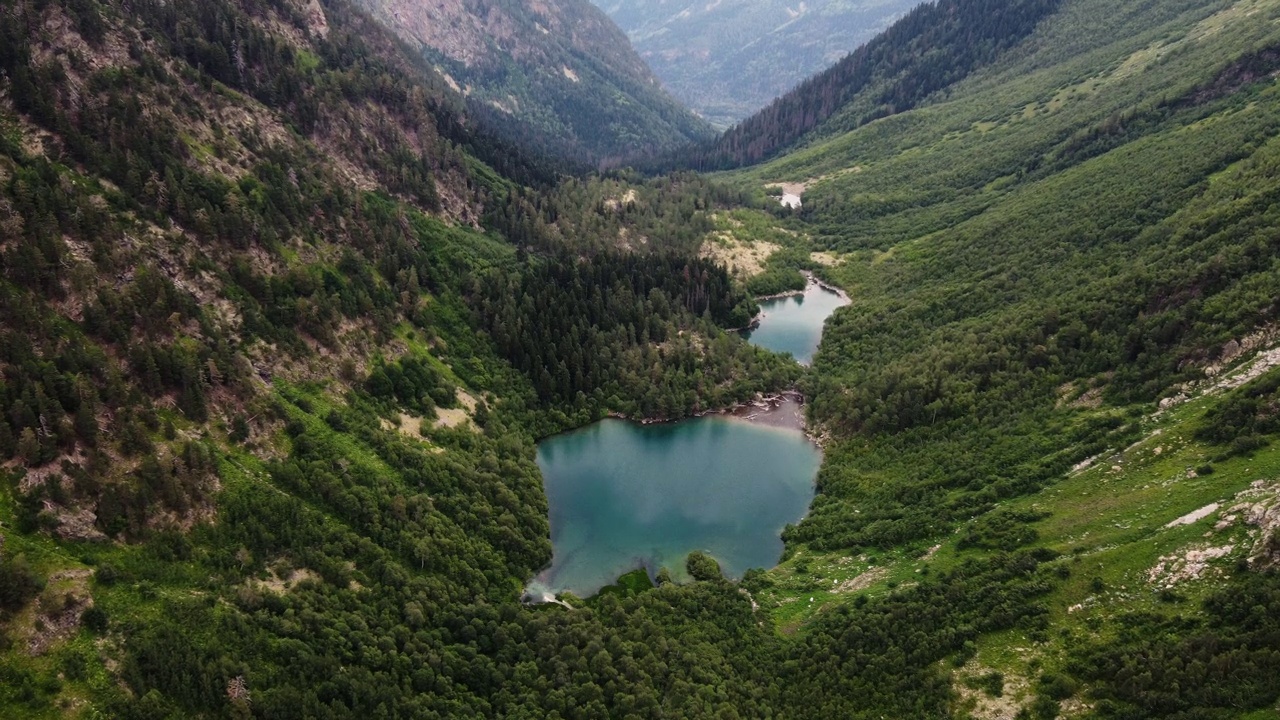 Teberda和Dombay的Baduk湖。山地湖泊鸟瞰图视频素材