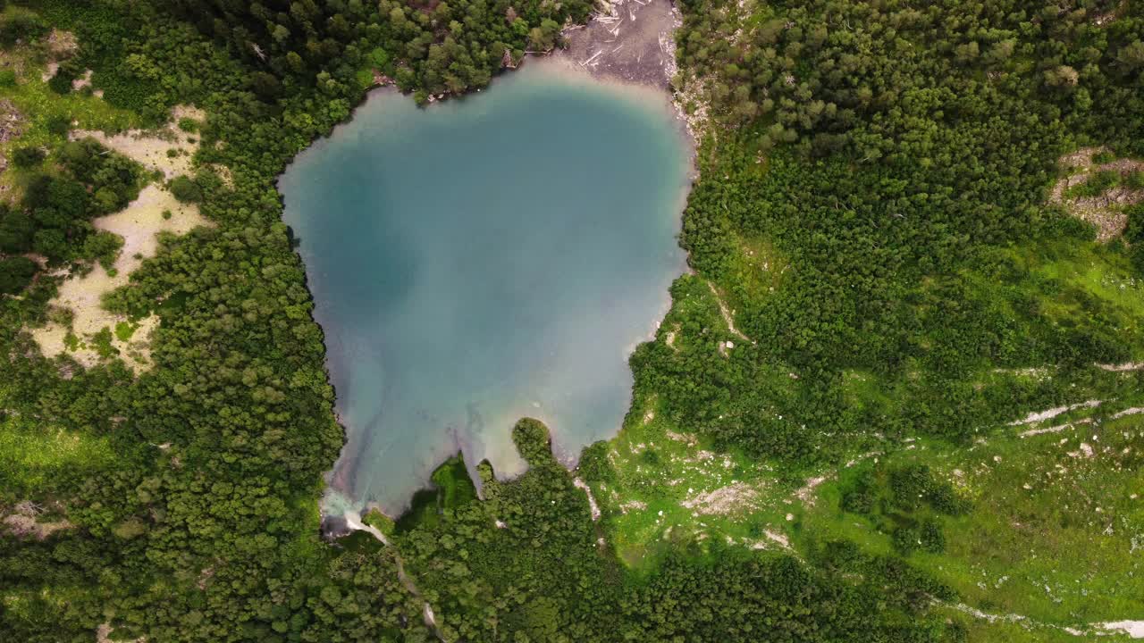 蓝山湖，绿松石般清澈的湖水被绿色的针叶林环绕。视频素材