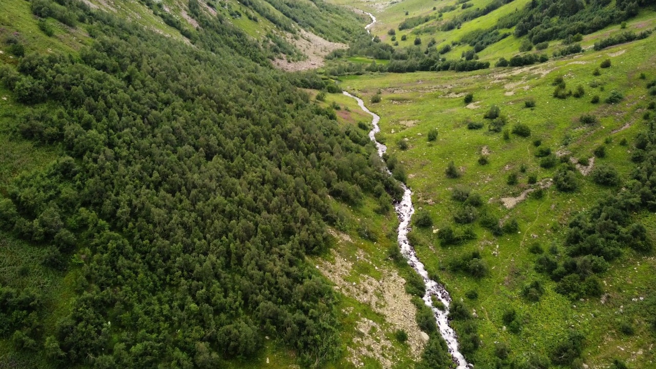 美丽的全景鸟瞰绿色的山谷和平静的山河。视频素材