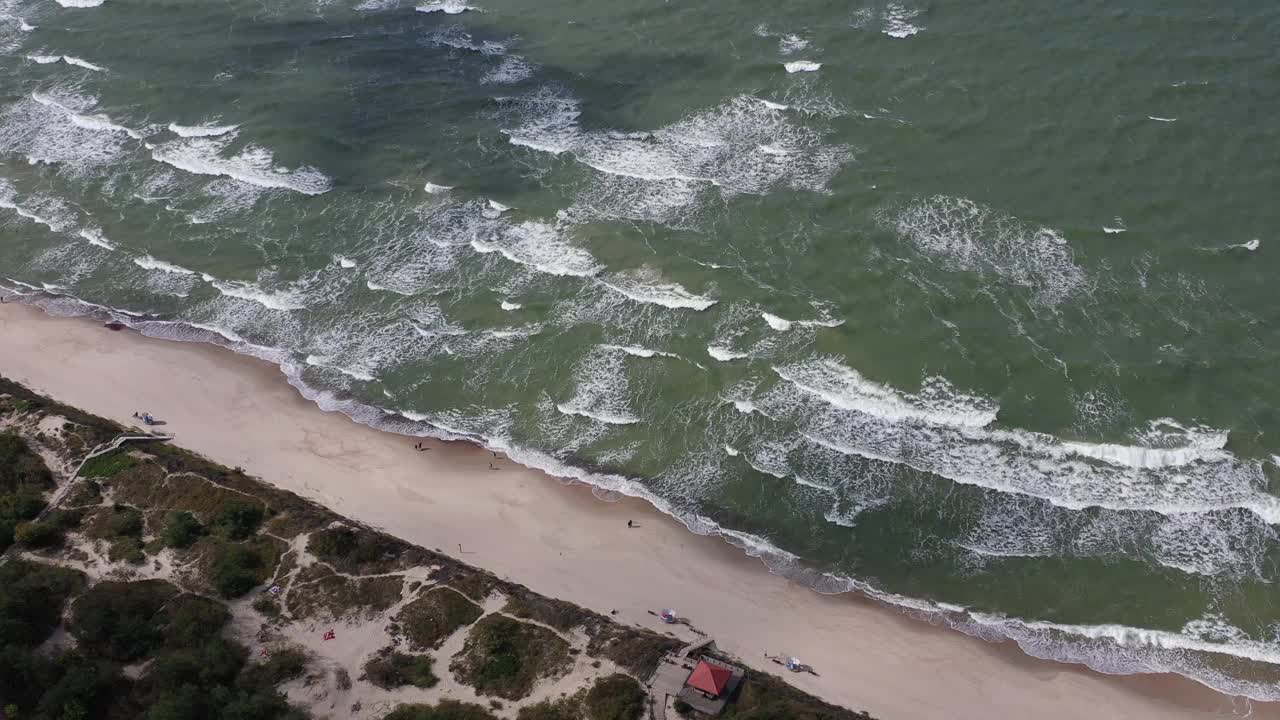 波罗的海海滩在库伦斯吐槽国家公园，立陶宛，空中视频素材