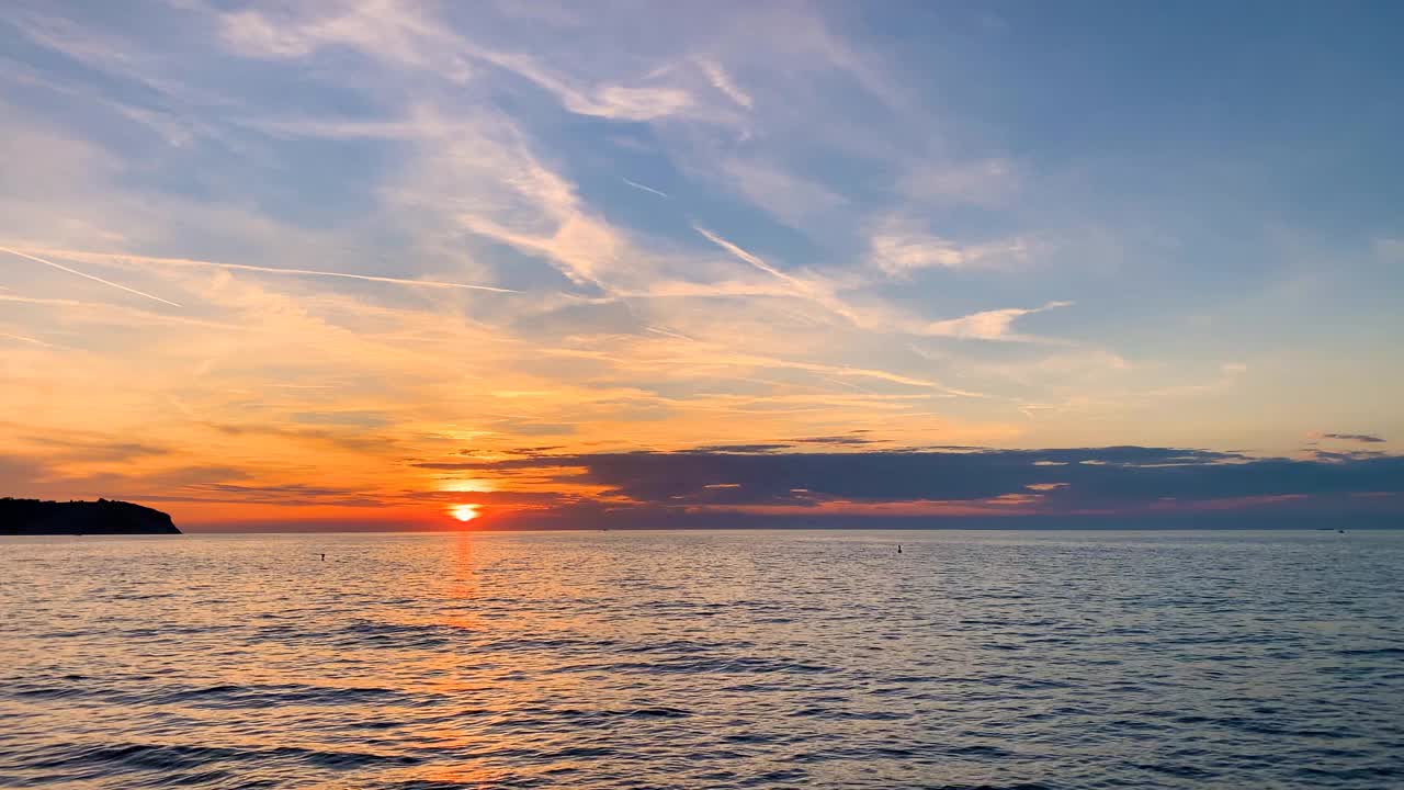 壮观的日落日落的太阳在海上，从陆地视频素材