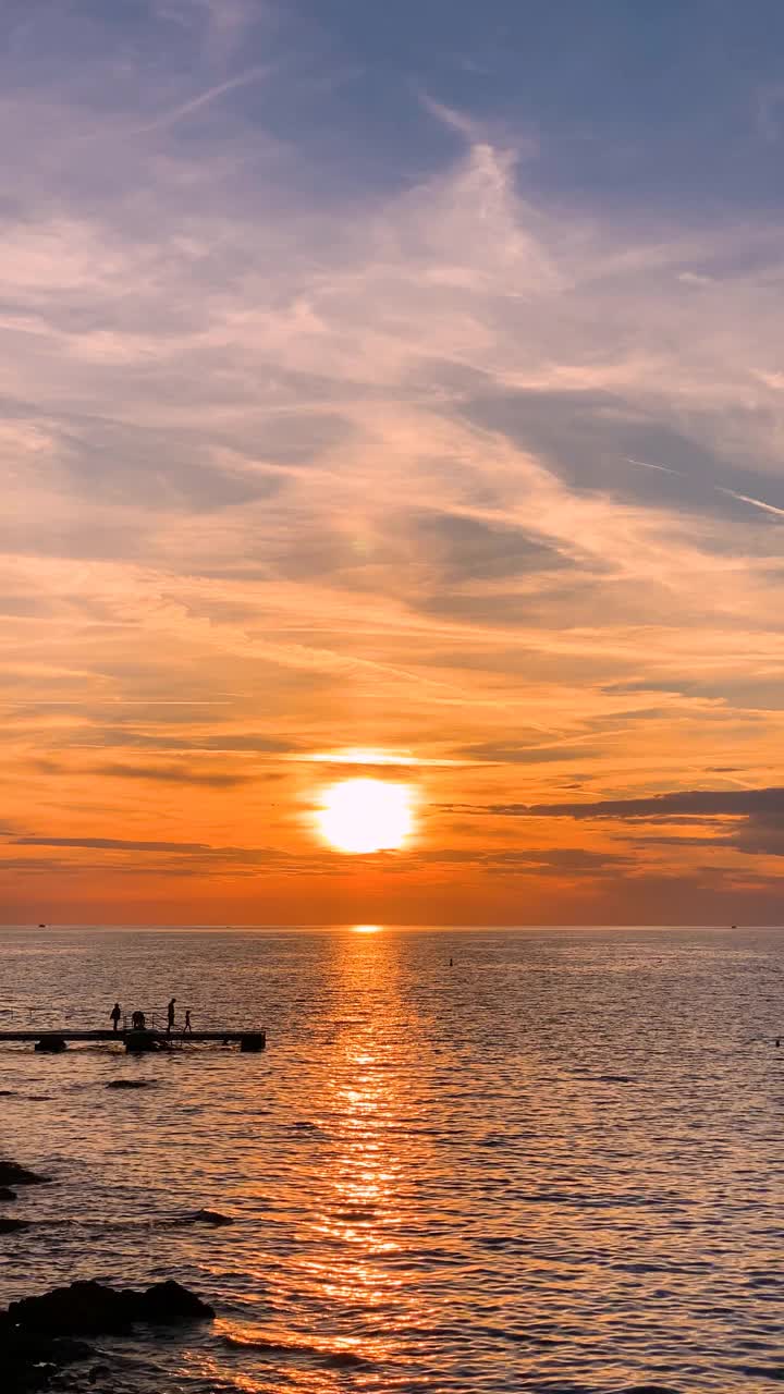 从海岸看，炽热的太阳落在海洋上视频素材