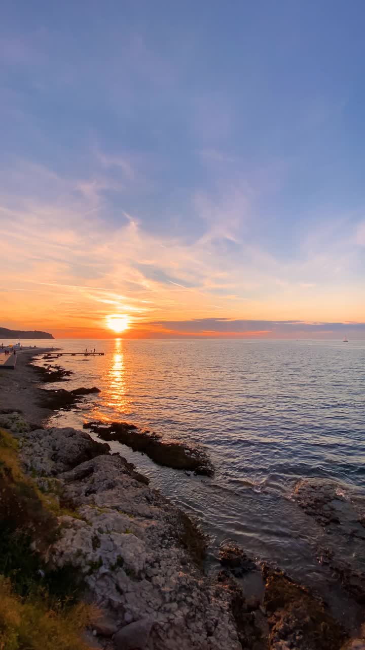 从海岸的角度看，地平线上壮丽的夕阳视频素材