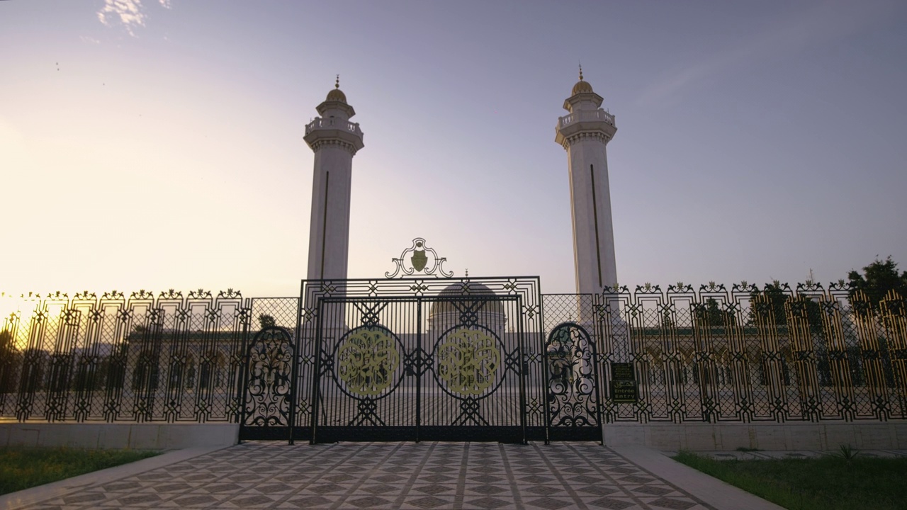 哈比卜·布尔吉巴陵墓入口的大门，在修道院城的金色圆顶。视频素材