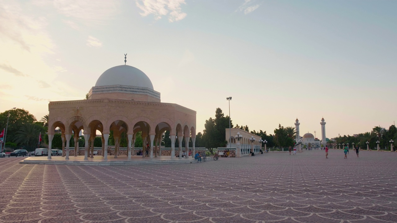 哈比卜·布尔吉巴总统陵墓附近的小巷的超大视图。视频素材