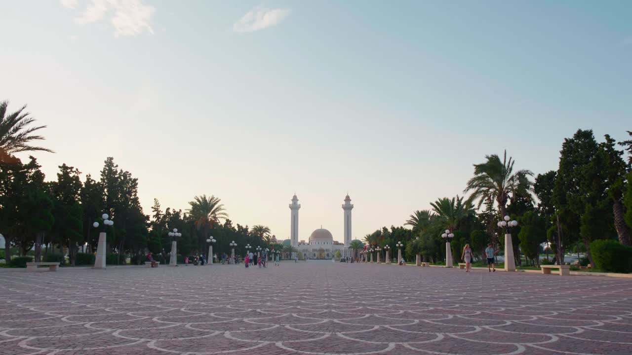 来自突尼斯的哈比卜·布尔吉巴陵墓的Espalanade，有很多人。视频素材