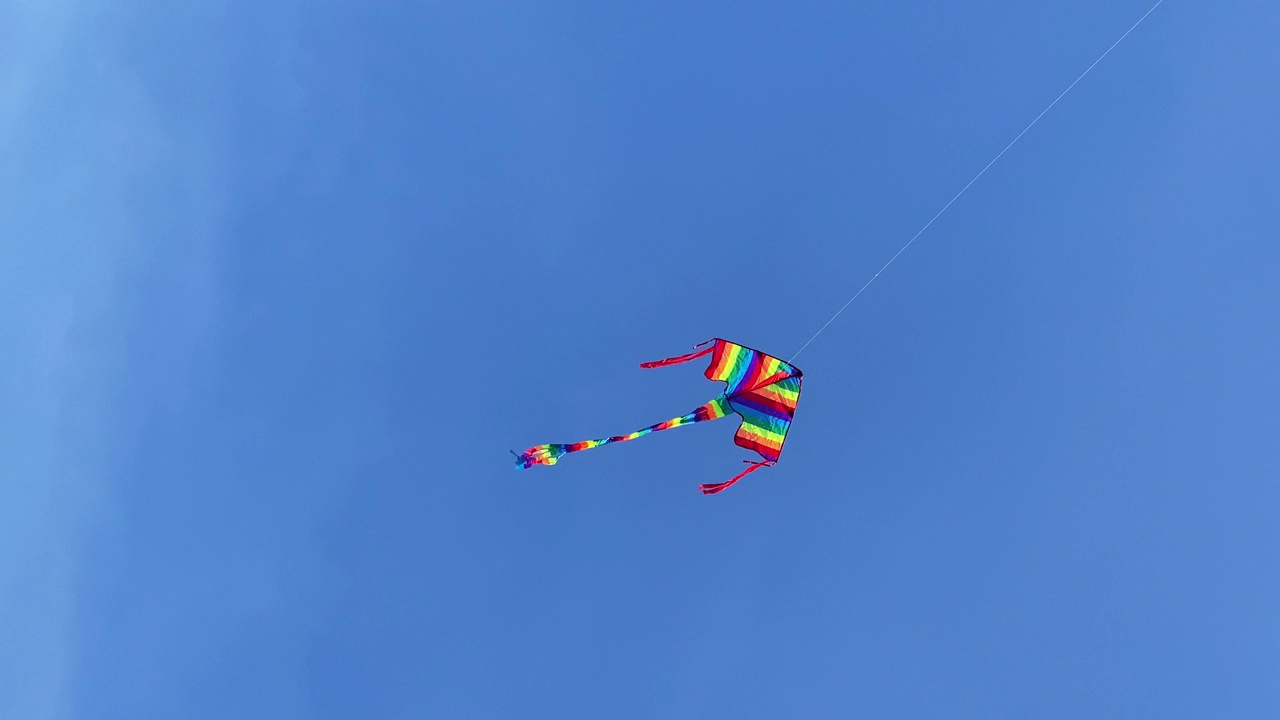 天空中五颜六色的风筝视频素材