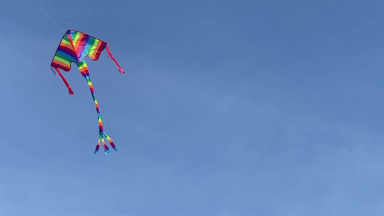 天空中五颜六色的风筝视频素材