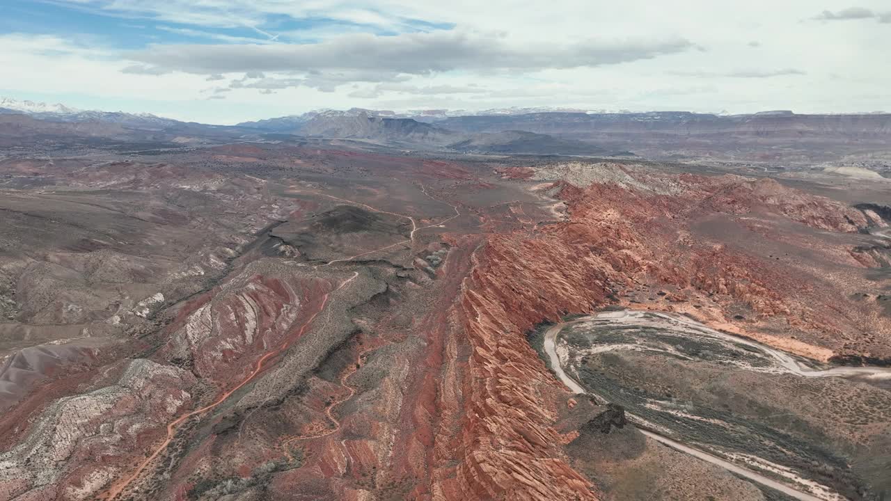 空中处女河峡谷银礁地貌形成快犹他州4K视频素材