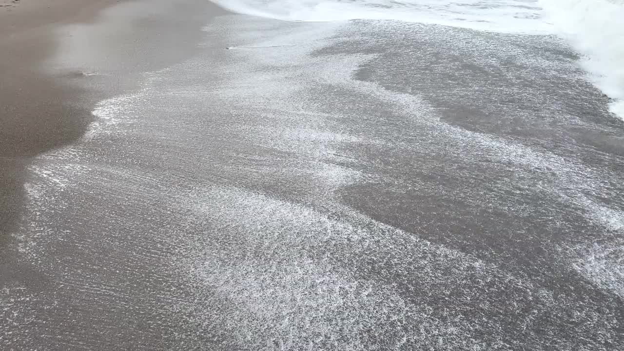 日落时海滩上的海浪视频素材