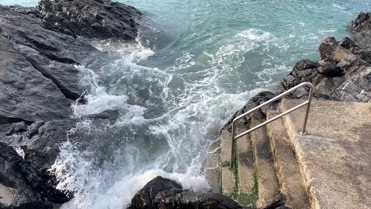 日落时海滩上的海浪视频素材