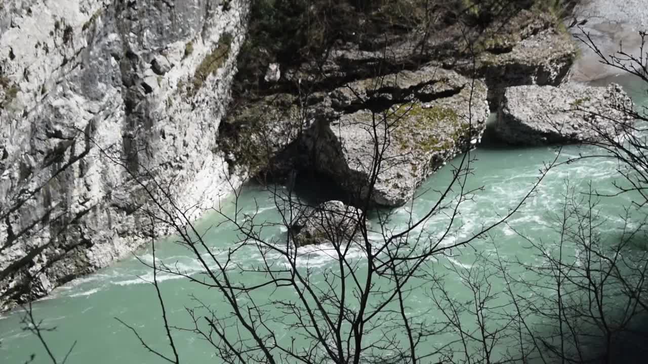 湍急的水流在河流峡谷中流动视频素材