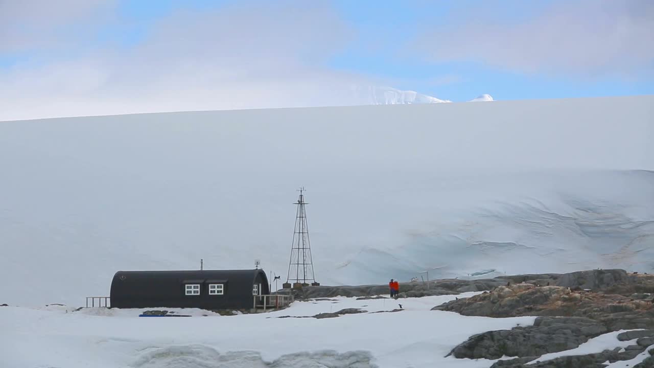 雪中的小建筑，南极洲视频下载