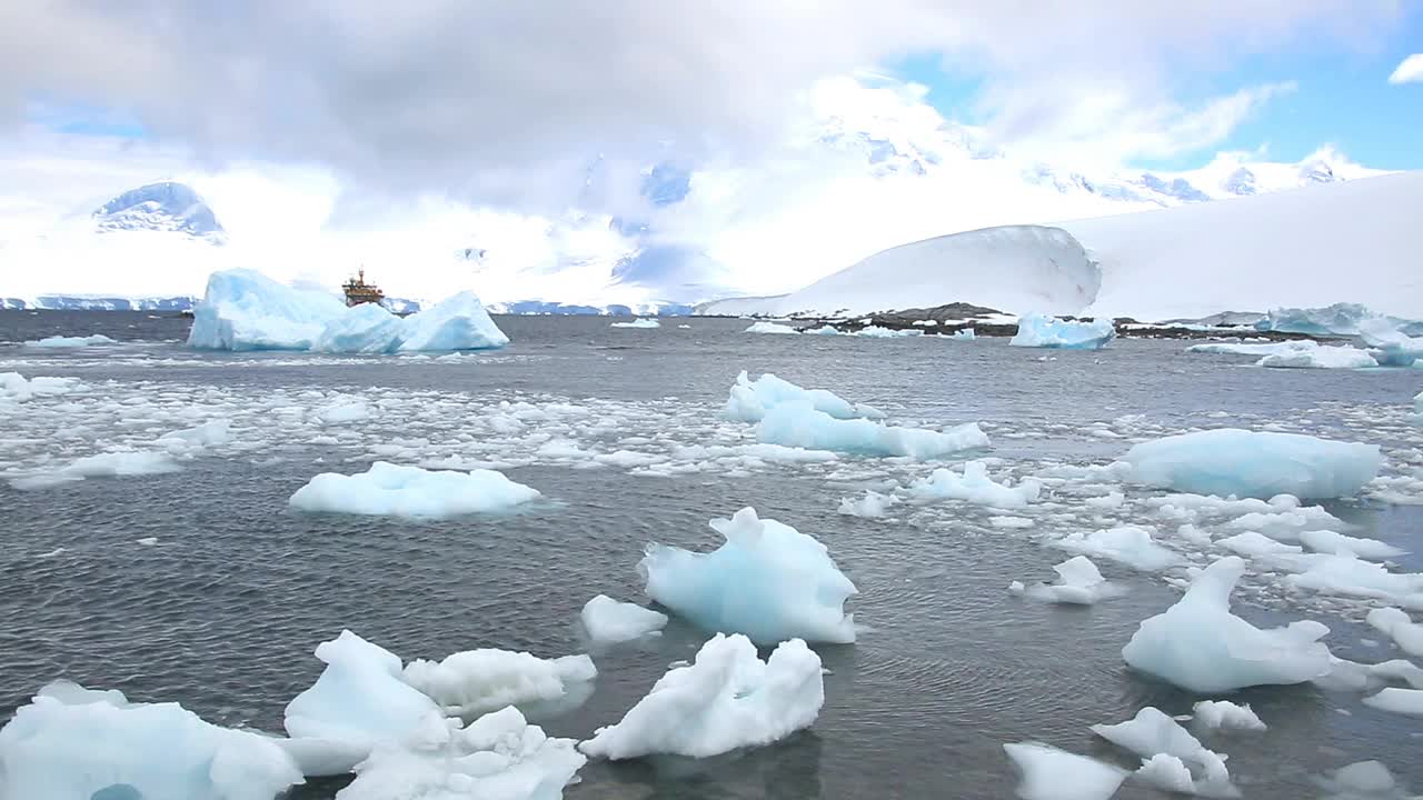 南极洲海湾的浮冰视频素材