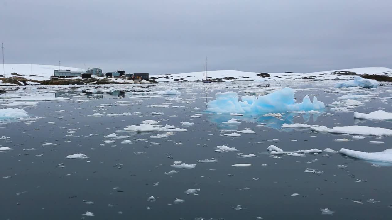 漂浮在南极水域的冰视频下载