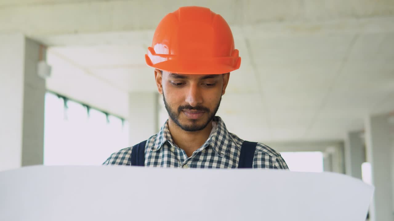 在建筑工地穿着制服的亚洲印度工人建筑工程师视频素材