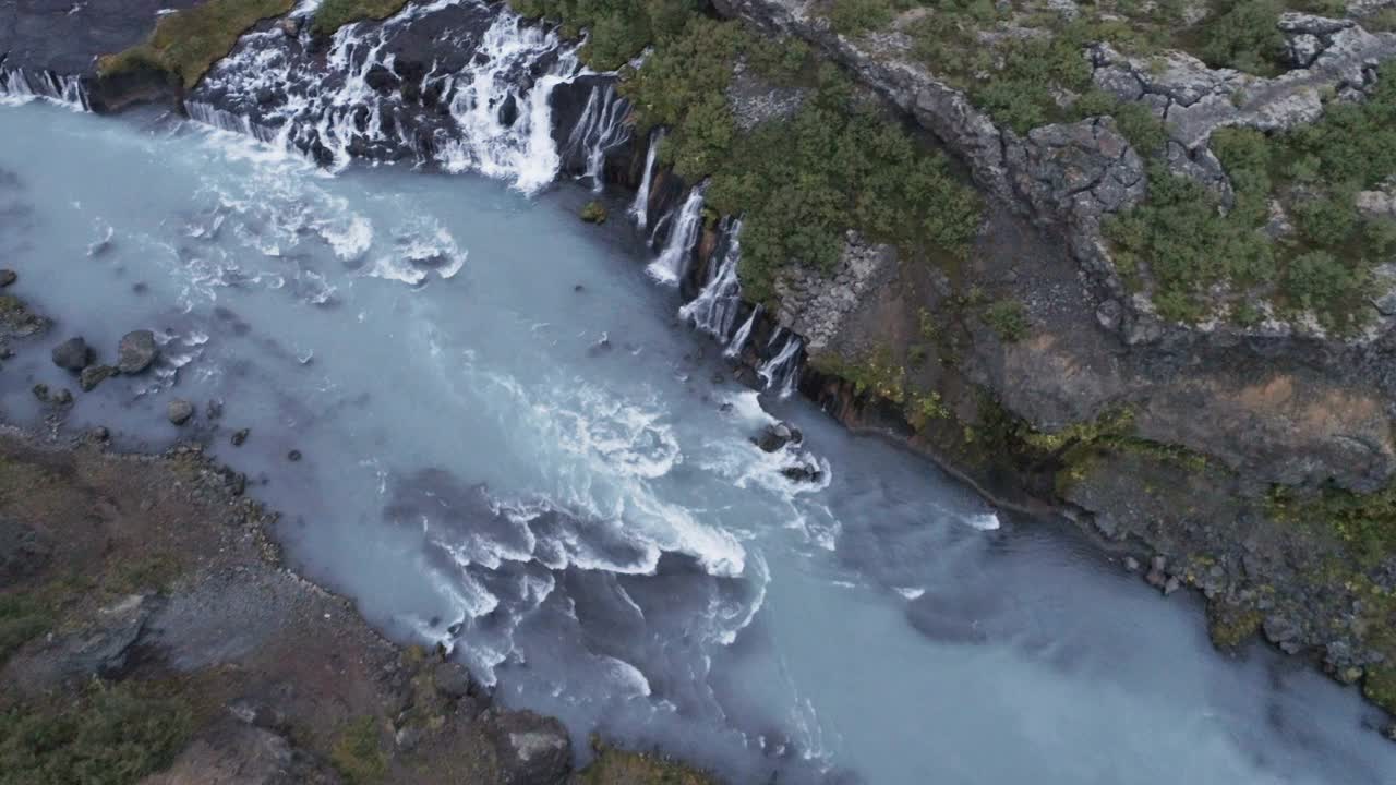 冰岛的Hraunfossar瀑布视频素材