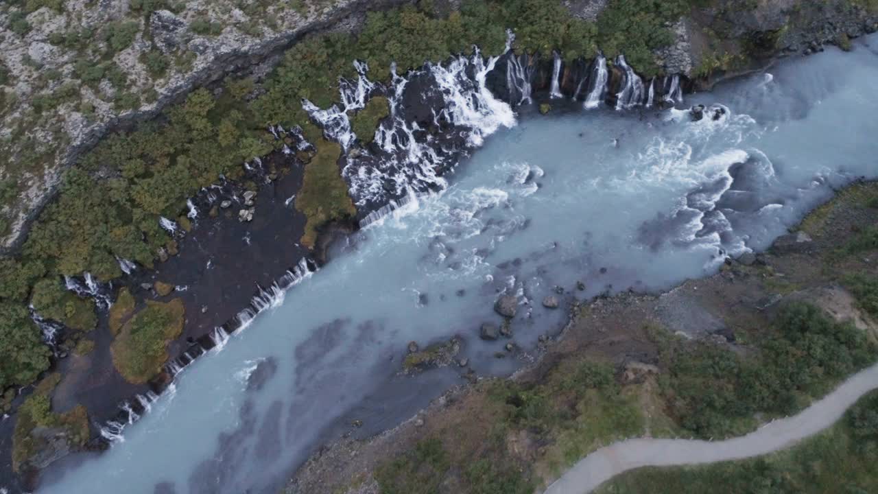 冰岛的Hraunfossar瀑布视频素材