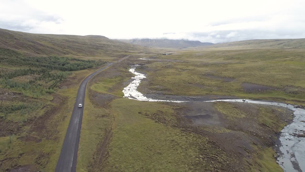 冰岛偏僻道路上的汽车视频素材