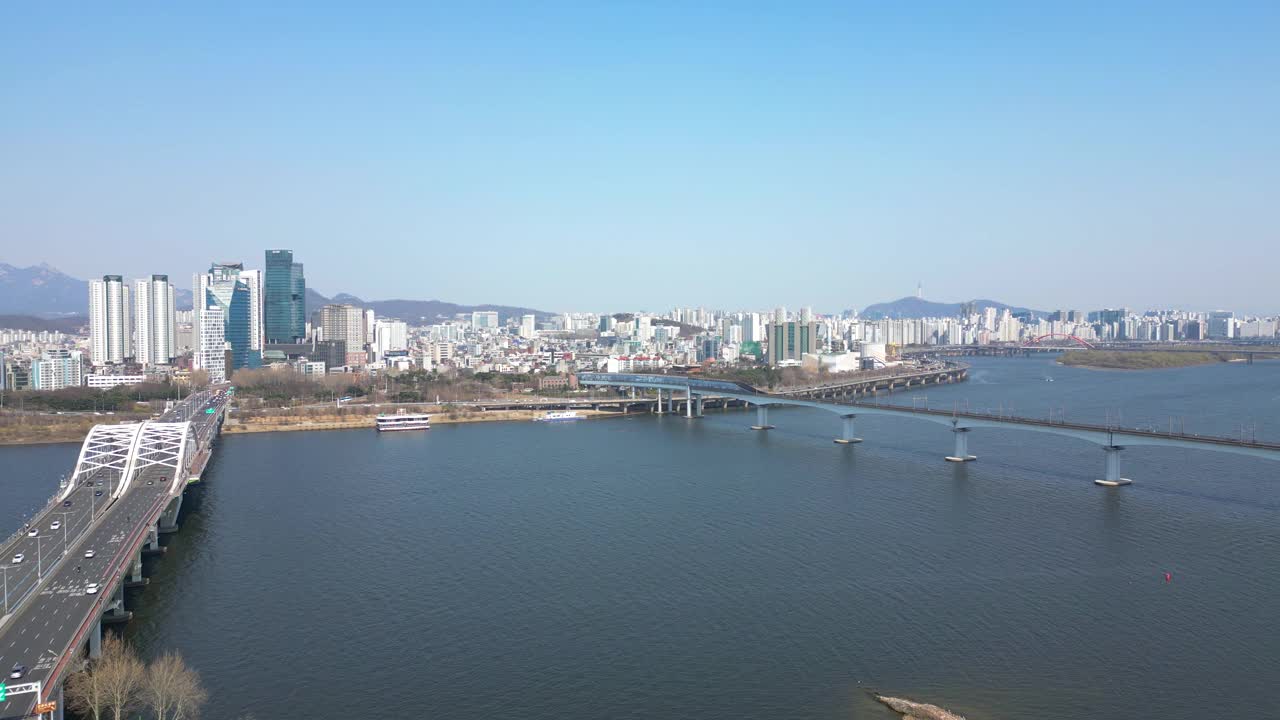 韩国首尔麻浦区杨花大桥附近的市中心视频素材