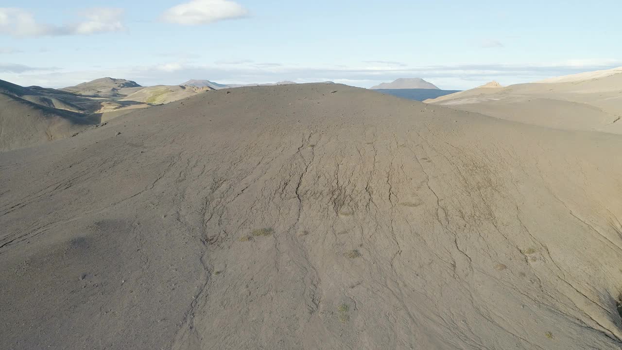 冰岛Dyrfjoll山脉道路上的汽车视频素材