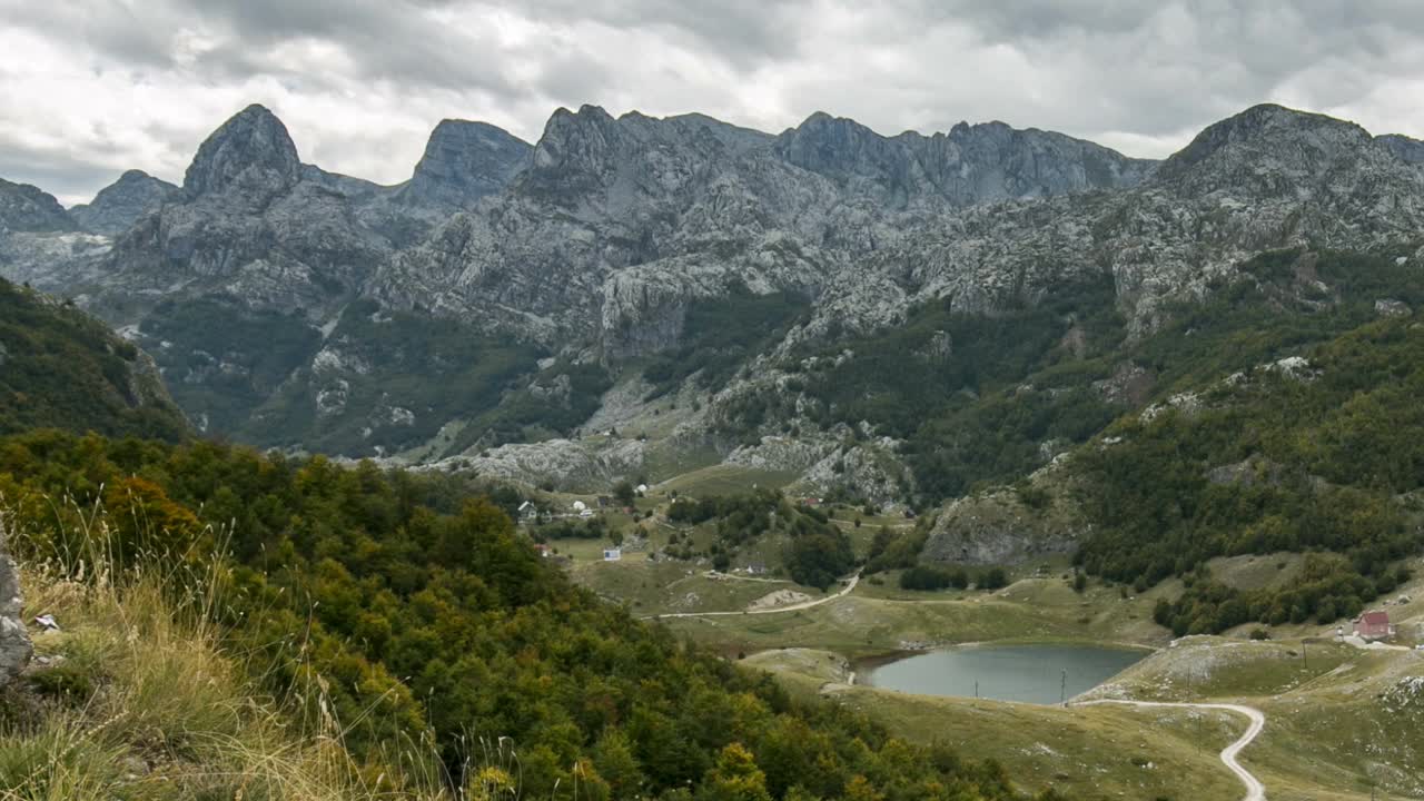 喀斯特山脉和布库米尔斯科湖上空的云层，黑山视频下载