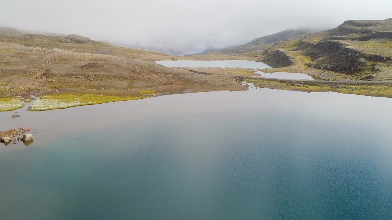 冰岛Mjoifjorour山口上的湖泊视频素材