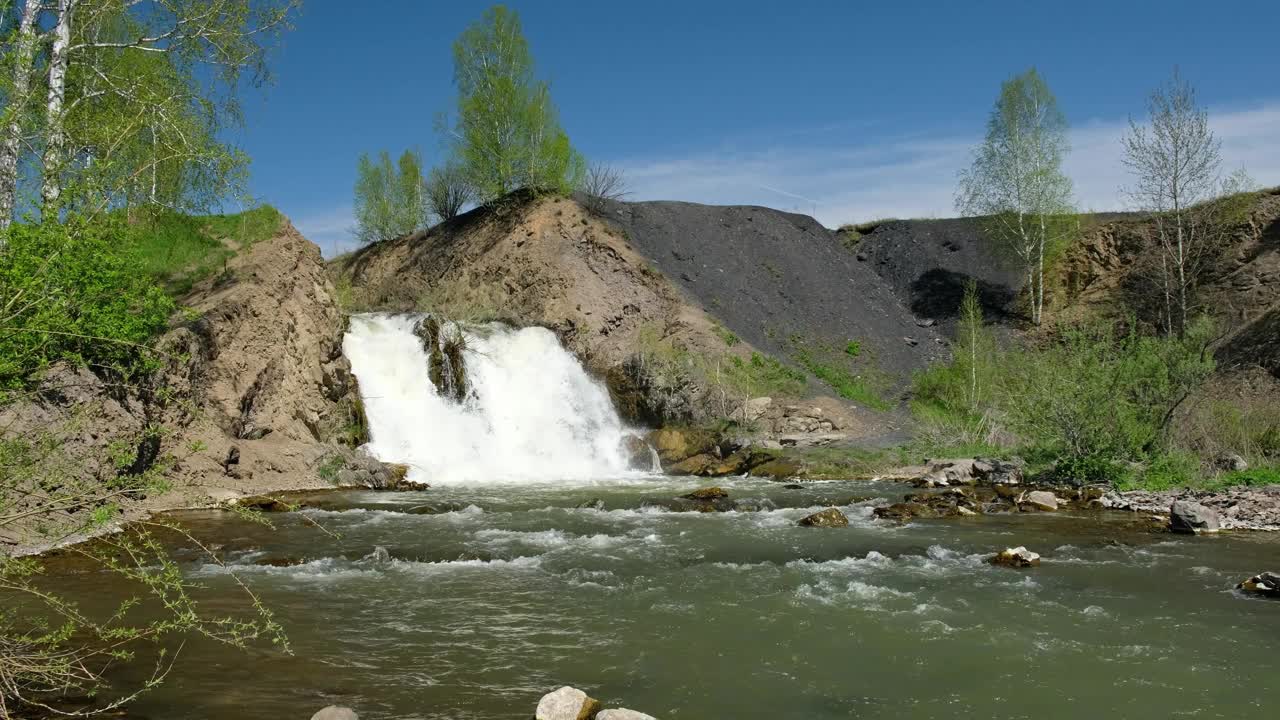 俄罗斯新西伯利亚地区Belovo村附近Vydriha河上瀑布和岩石的全景视频素材