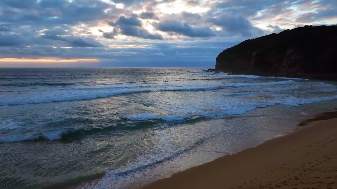 海面上的日出伴随着雨云视频素材