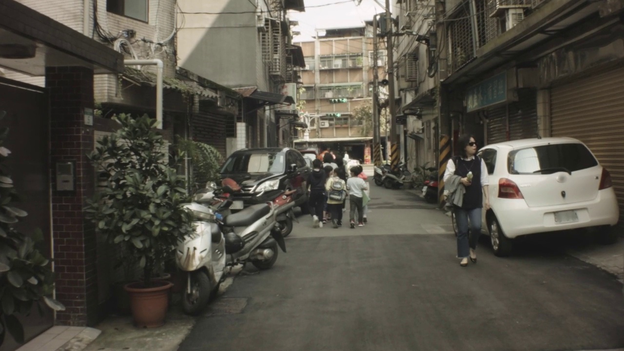 台湾台北- 2019年2月28日:手持静止视图
元宫桥公交车站的招牌广告牌上用中文写着“永和豆浆”早餐店食品店在亚洲的一个贫民区附近视频素材