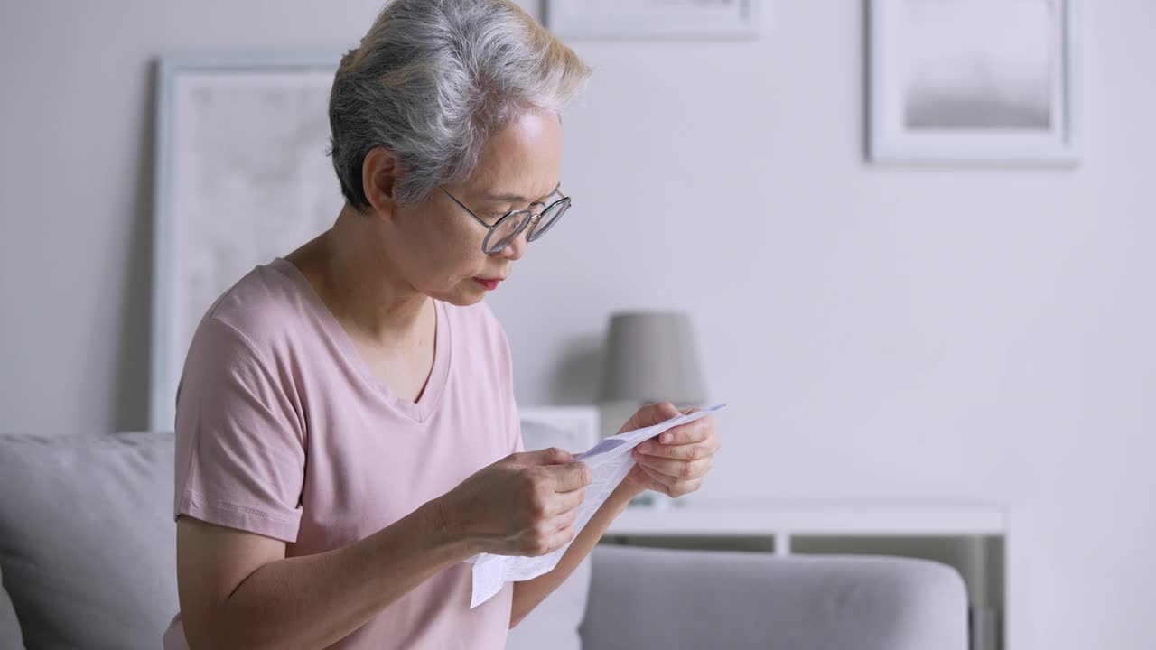 成熟的亚洲女性在服药前阅读医嘱。视频素材