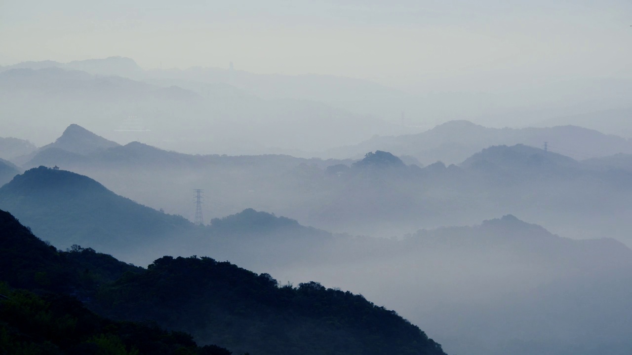 令人惊叹的黄昏风景-充满活力的白色天空，动态的云，雾蒙蒙的山。视频素材